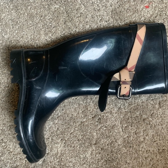 Authentic Kenyon belted Burberry rain boots - Picture 9 of 9